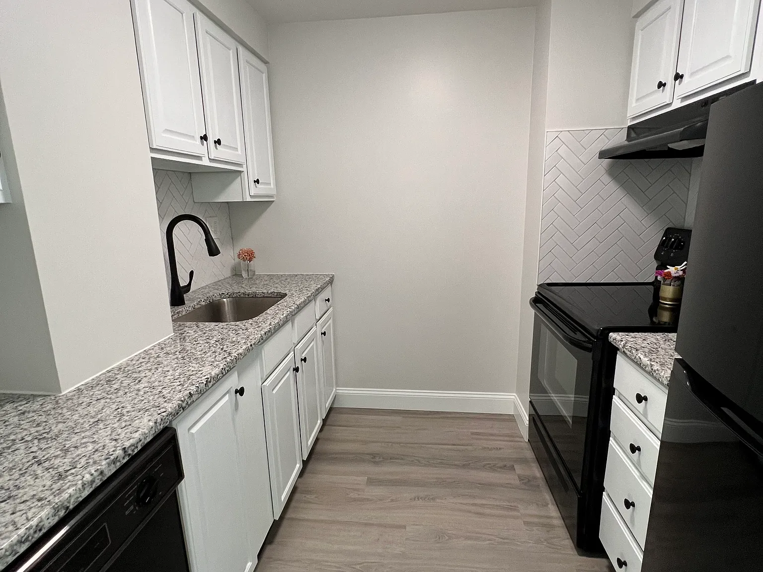 2 bed, 1.5 bath, 850 sqft, $2,300 — Photo 2