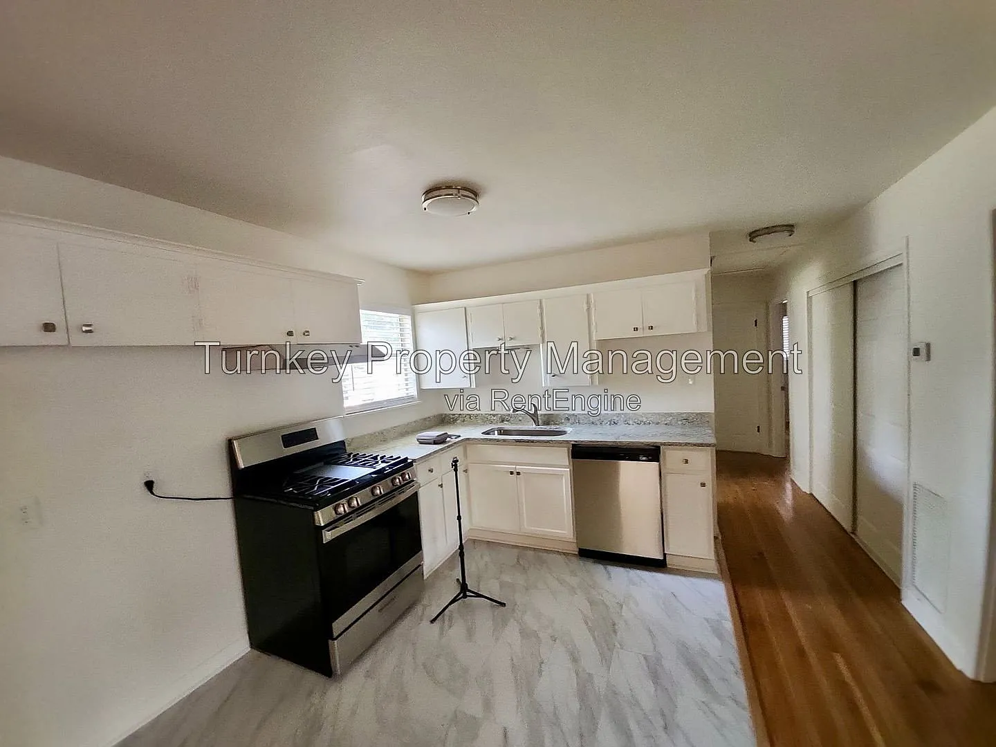3 bed, 1.0 bath, 912 sqft, $975 — Photo 2