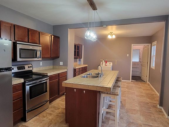 3rd image of 413 N Clinton St Floor 2