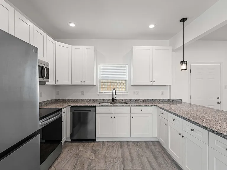 323 Gabriel St #101 — Photo 8