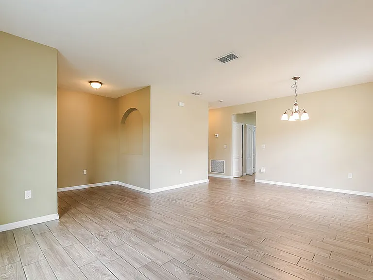 121 Daigledog St — Photo 3