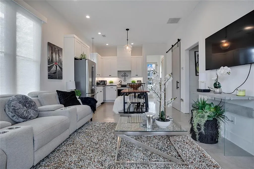 3 bed, 2.5 bath, 1122 sqft, $3,950 — Photo 3