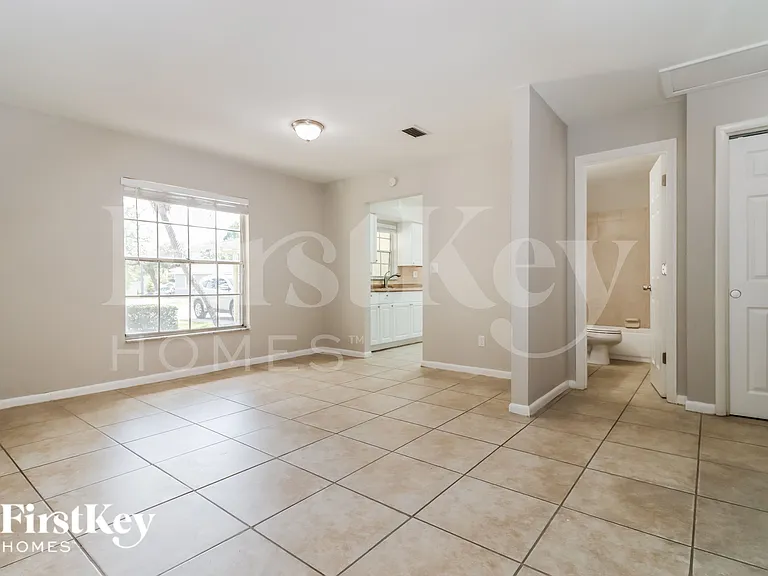 9303 N Edison Ave — Photo 4