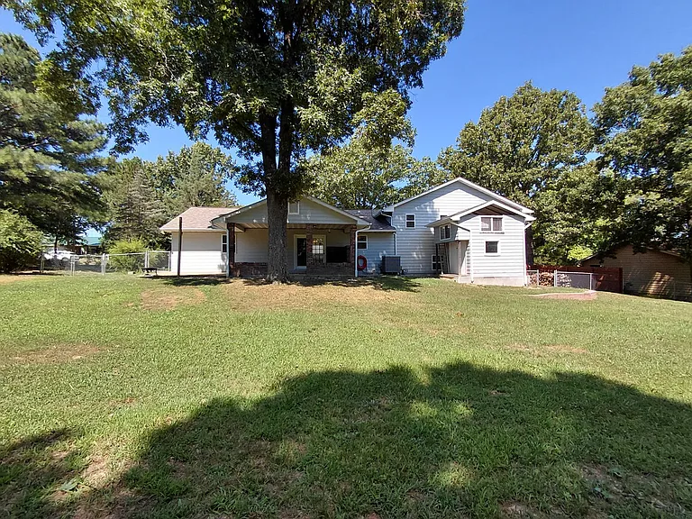 109 Vaughan Ct — Photo 11