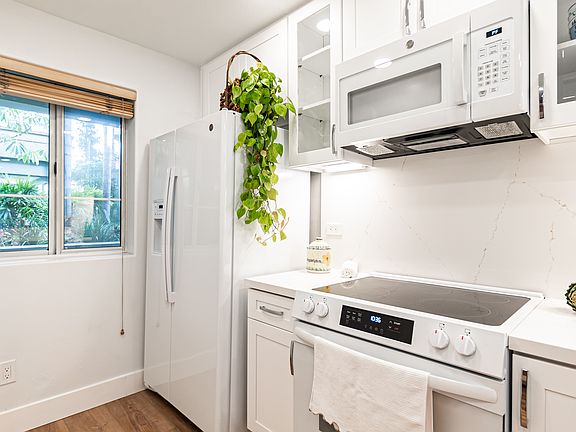 New stove, microwave and refrigerator.