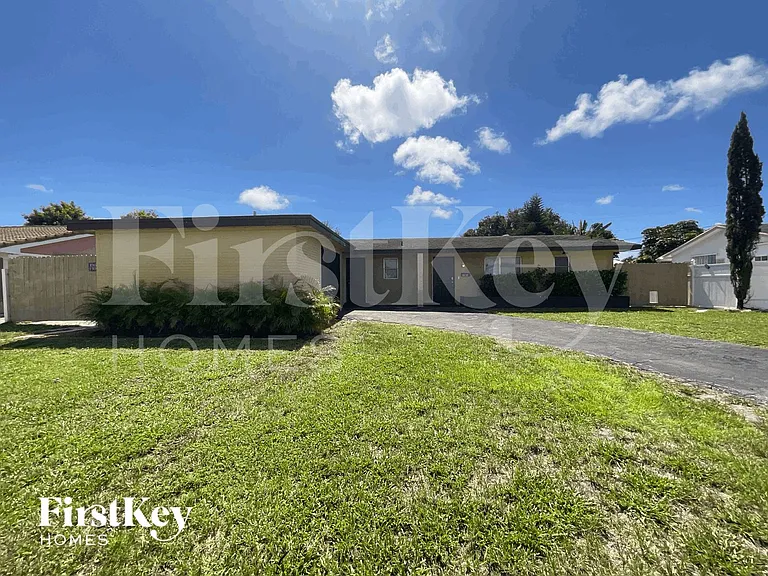 4304 N Shore Dr — Photo 1