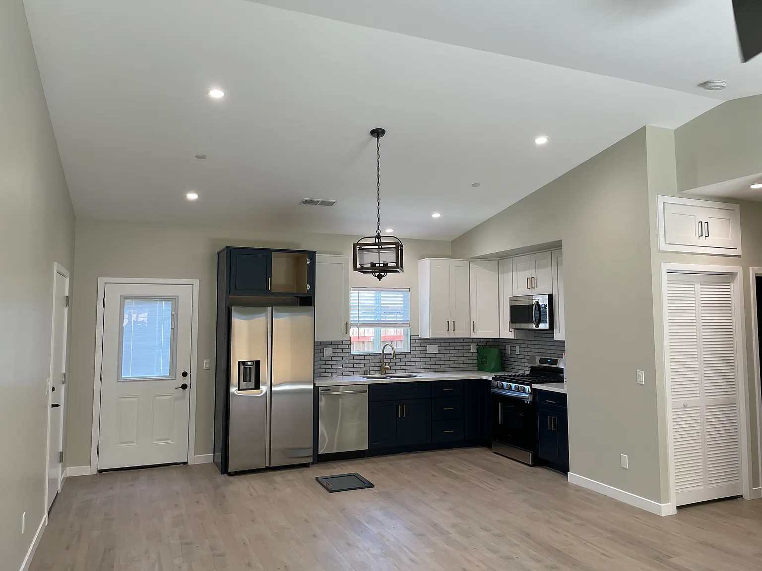 3 bed, 1200 sqft, $3,795 — Photo 3