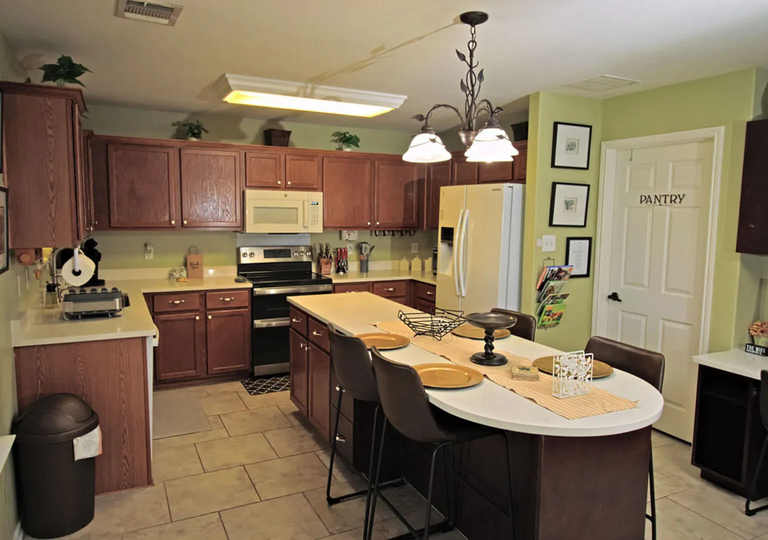 3BD 2.5BA Home | Near Six Flags, UTSA, & Medical Center — Photo 4