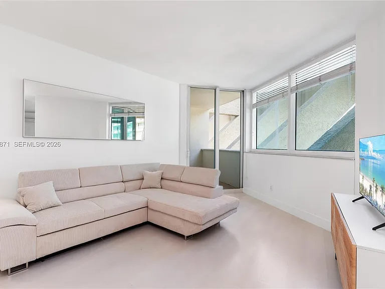 300 S Pointe Dr #907 — Photo 5