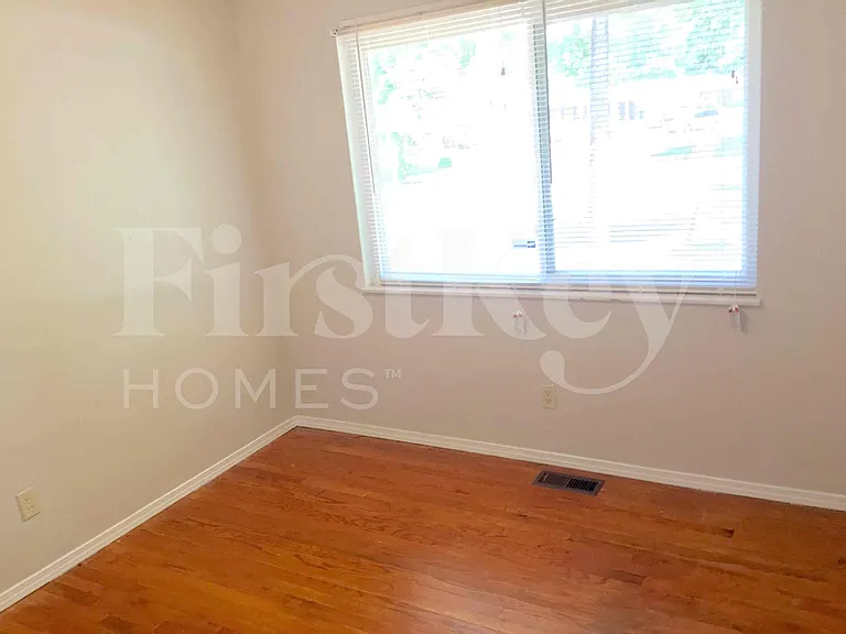 2275 Glenoro Dr — Photo 15