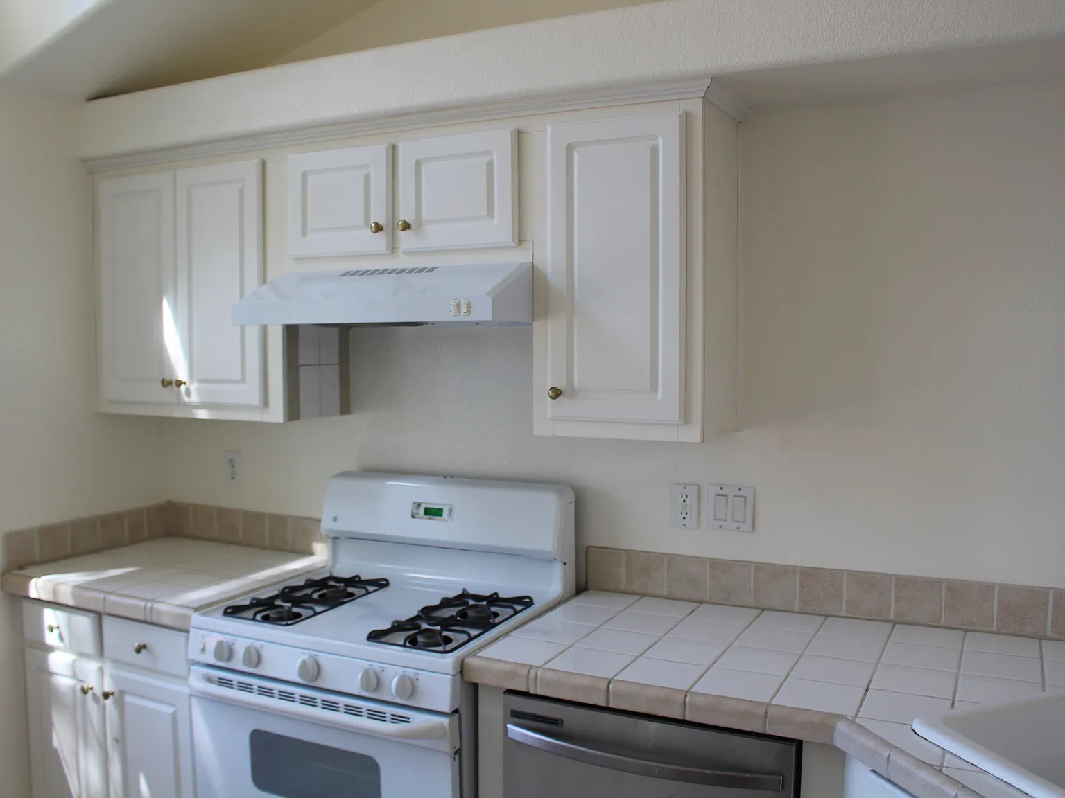 3 bed, 1081 sqft, $3,450 — Photo 3