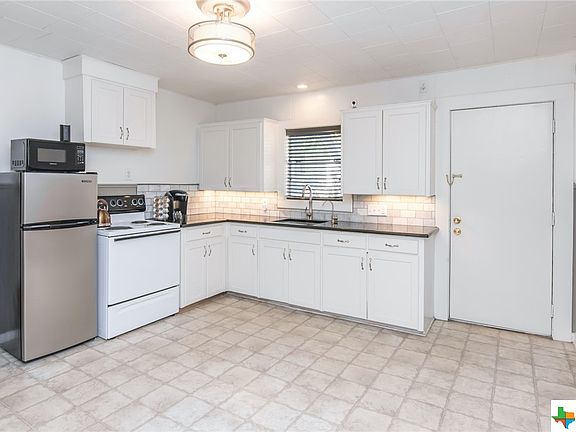 4th image of 814 N Avenue B