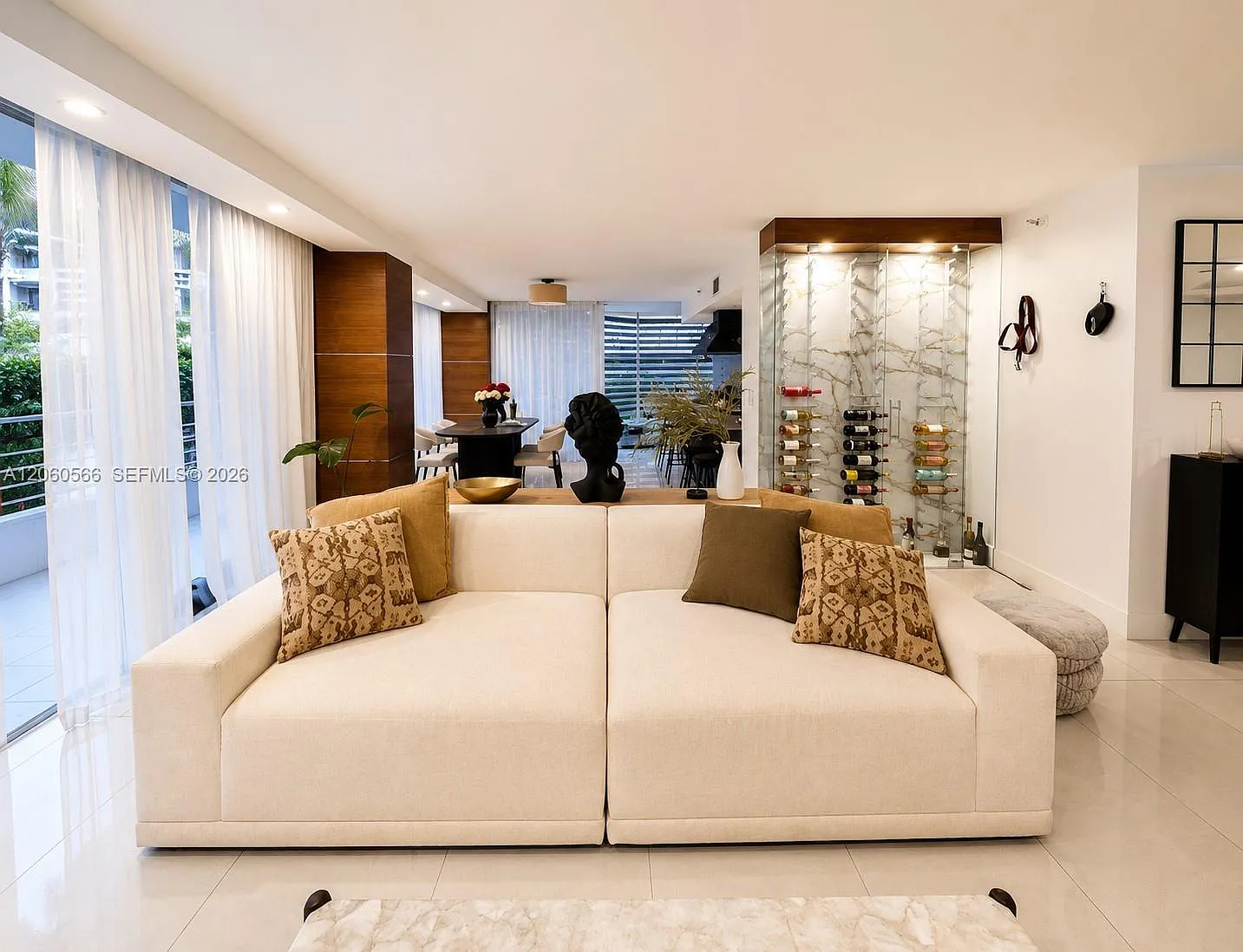 Mystic Pointe Condo No Tw — Photo 2