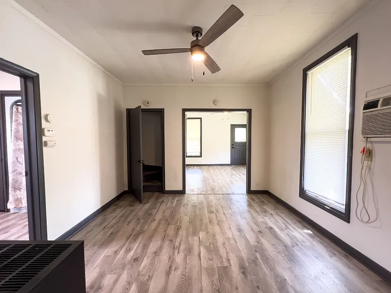 1424 E Broadway St — Photo 6