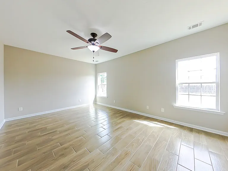 760 Keyes Dr — Photo 12