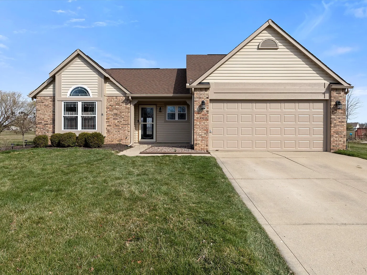 557 Yorktown Ln photo 1