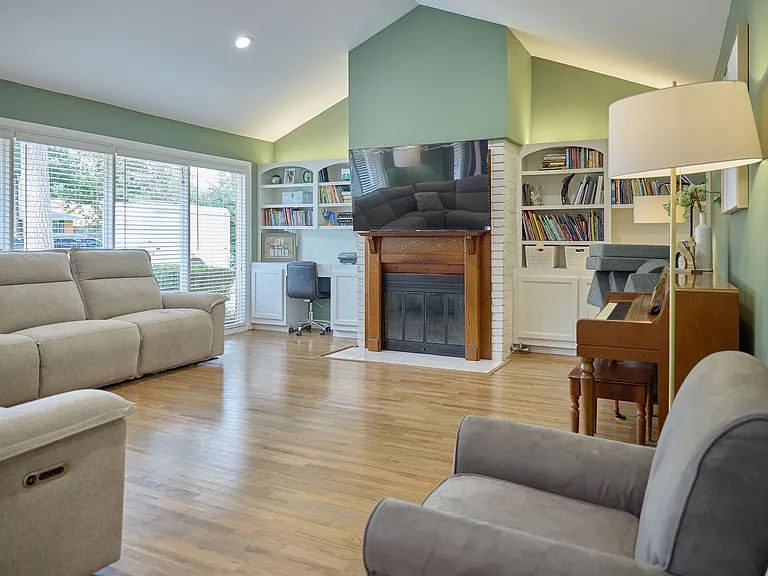 10211 Hazelhurst Dr — Photo 6