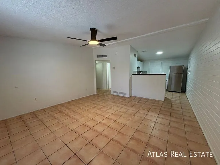 3247 N Sycamore Ave — Photo 3