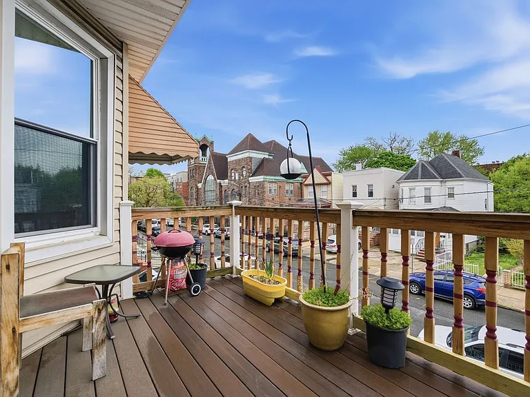 18 Boyd Ave — Photo 2
