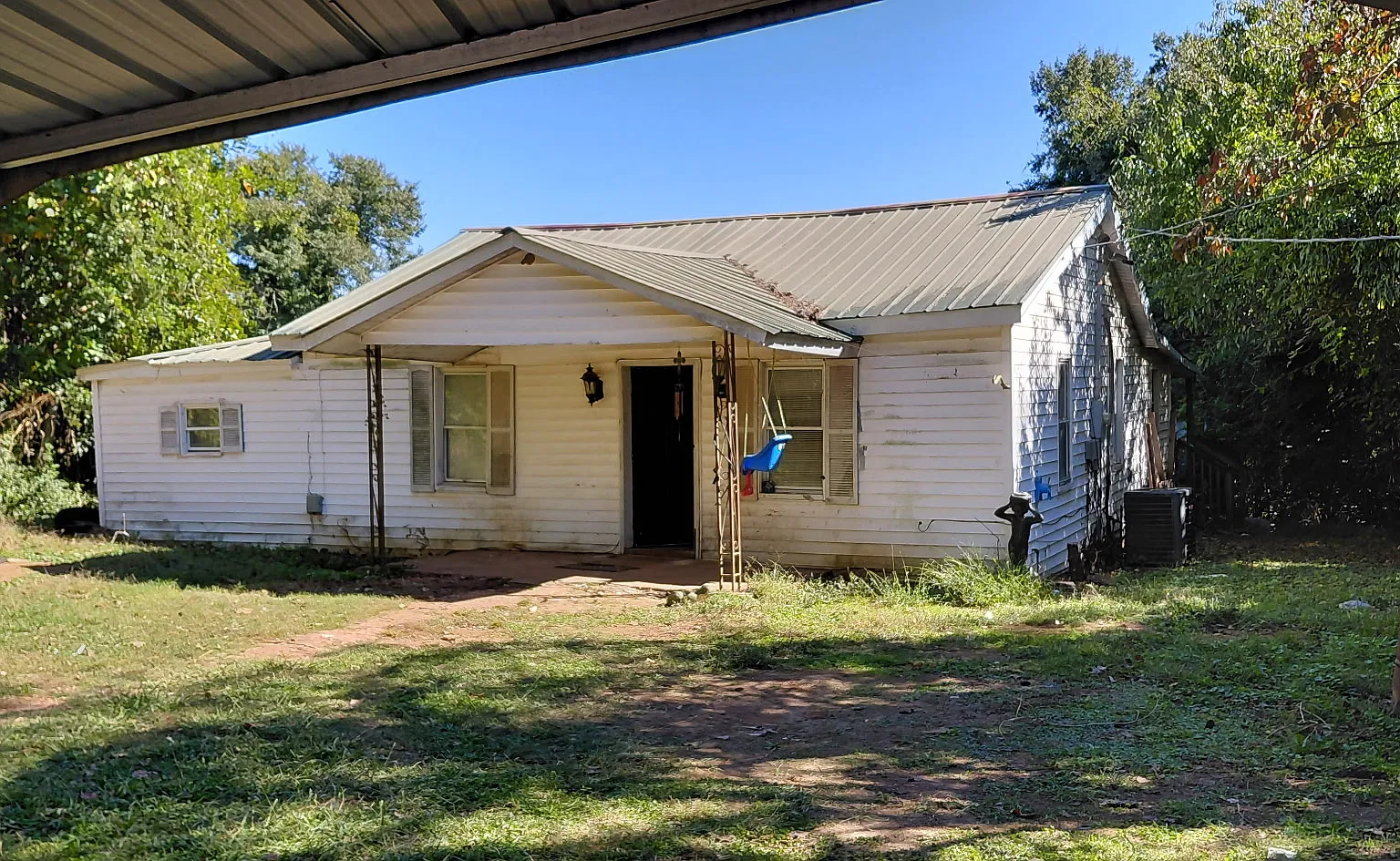 3 bed, 1.5 bath, 1236 sqft, $1,200 — Photo 1