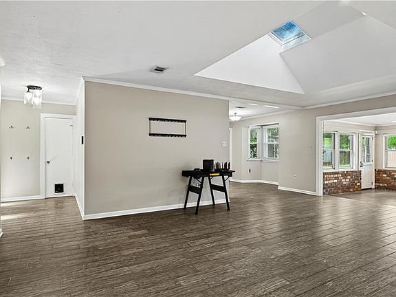 4th image of 230 Oak Ln