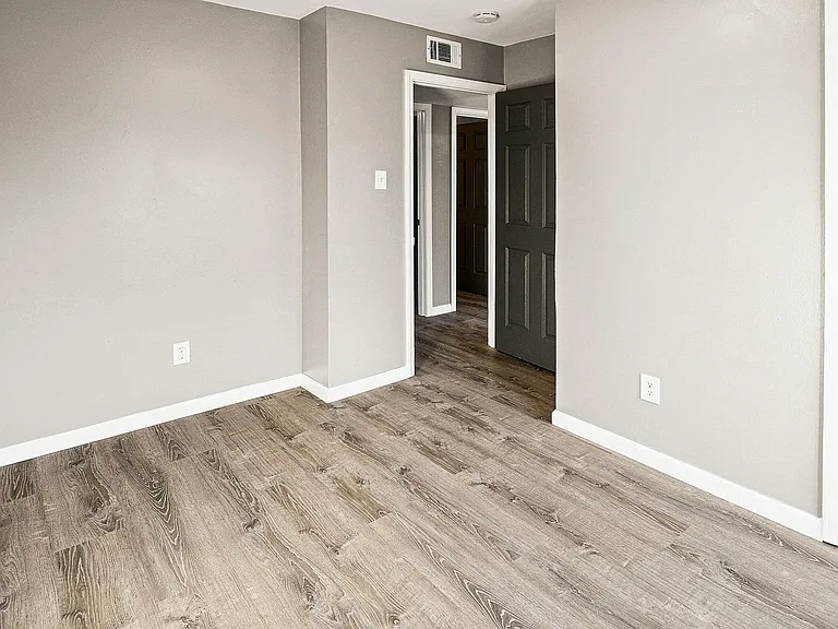 2817 Dawnview Dr — Photo 3
