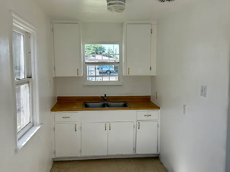 24730 E Court St — Photo 2