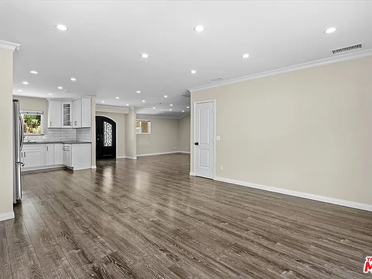 18725 Martha St — Photo 7
