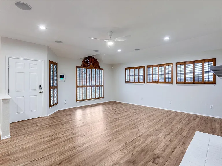 900 Angleton Cv — Photo 3