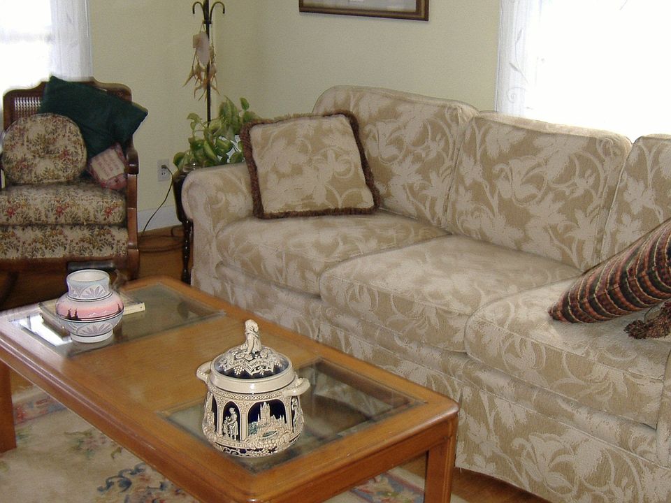 Living room w/two windows for lots of light