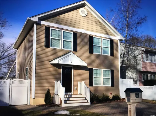 10 Salem Pl, Copiague, NY 11726