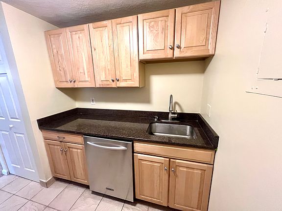 4th image of 135 Grove St #337