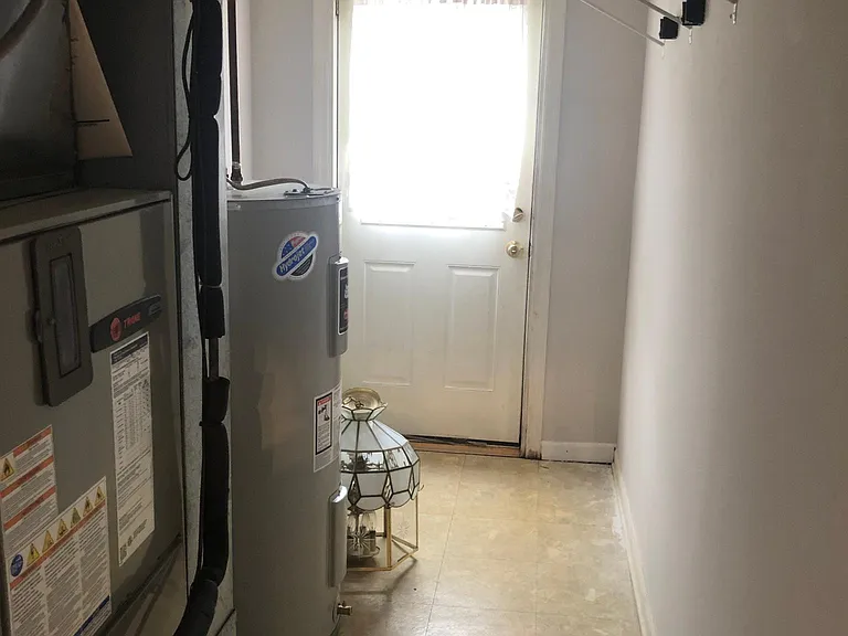 131 Caernarvon Ct — Photo 27