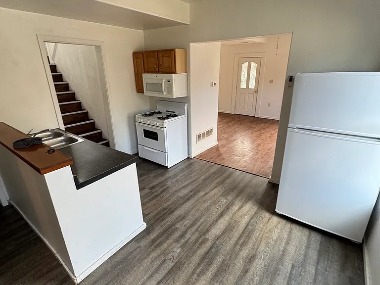 1016 Harney Ave — Photo 8