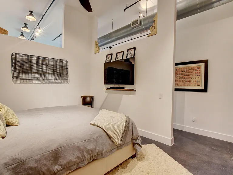 185 NE 4th Ave #203 — Photo 5