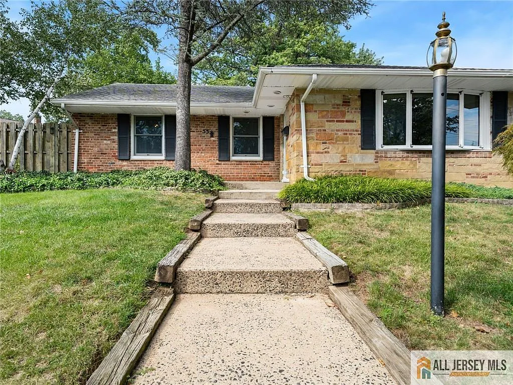 4 bed, 1.0 bath, 1460 sqft, $3,300 — Photo 2