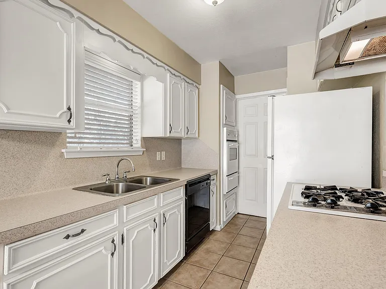 1118 Berkeley St — Photo 12