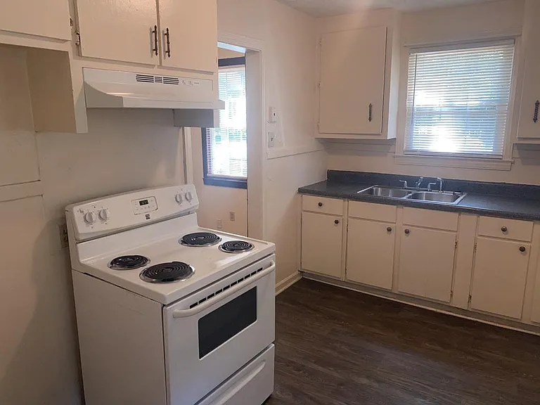 2354 Banks Ave — Photo 5
