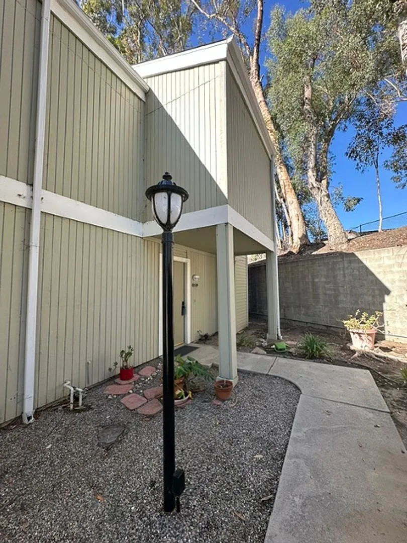 Warner Center 3+2 bedroom townhome with a private garage — Photo 2