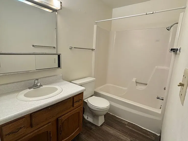 1612 E Gateway Cir S — Photo 17