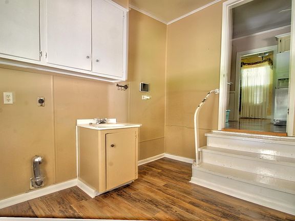 5th image of 212 N Elm St