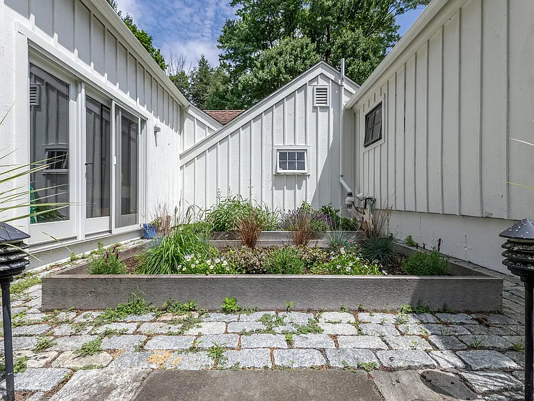 147 Wykeham Rd — Photo 36