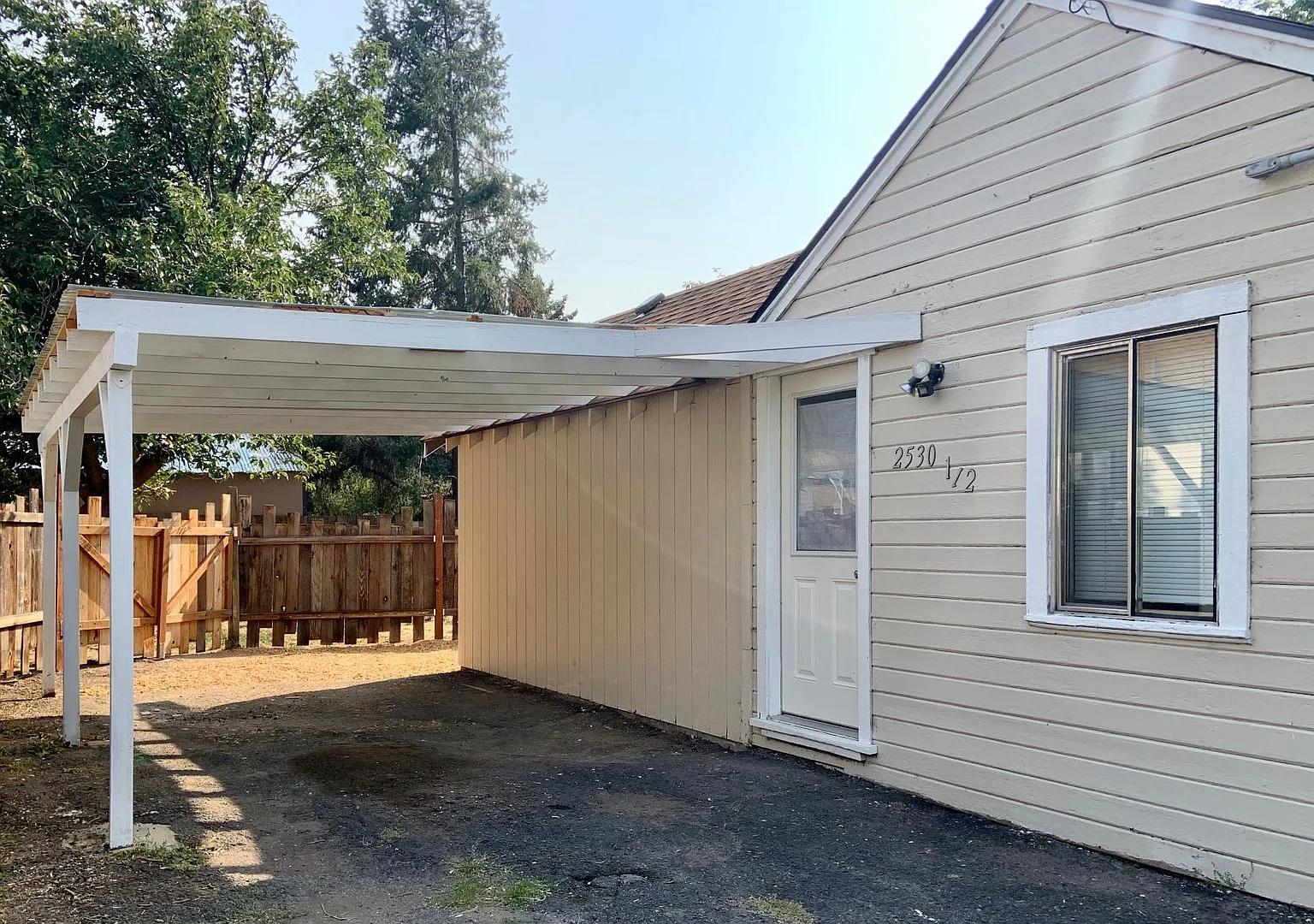 Hard to find 1 bdrm, 1 bath house with carport. — Photo 1