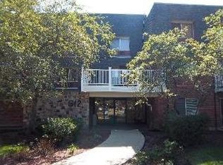 912 Ridge Sq APT 100, Elk Grove Village, IL 60007