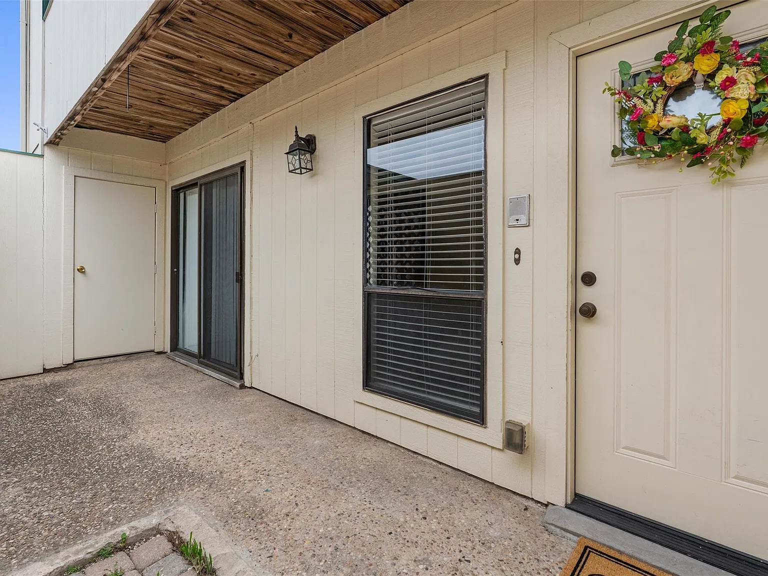 2 bed, 1.5 bath, 1072 sqft, $1,300 — Photo 2