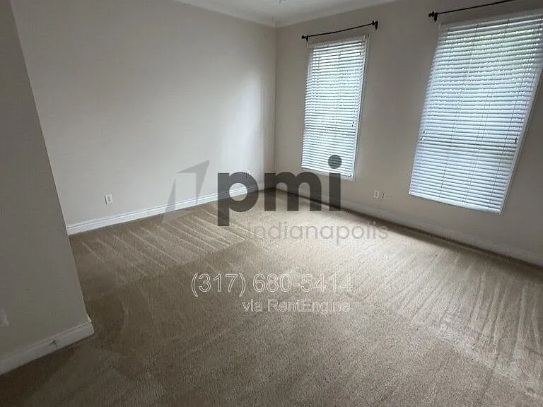 233 N East St — Photo 36