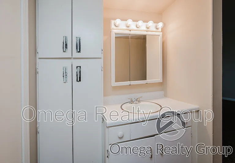 Camelot Apartments — Photo 33