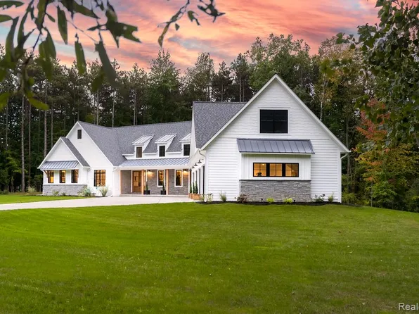452 Herrington Dr, Lake Orion, MI 48362