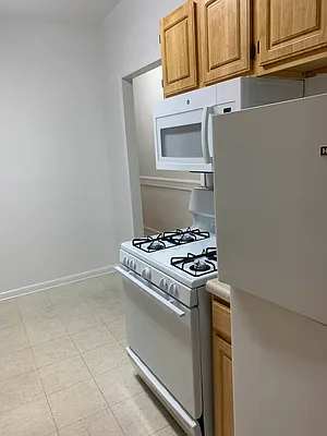 Rented by M.Grossman R.E. Management | media 10