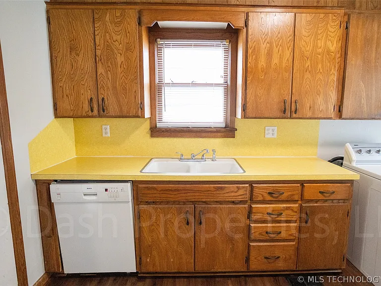 1119 S Florence Ave — Photo 17